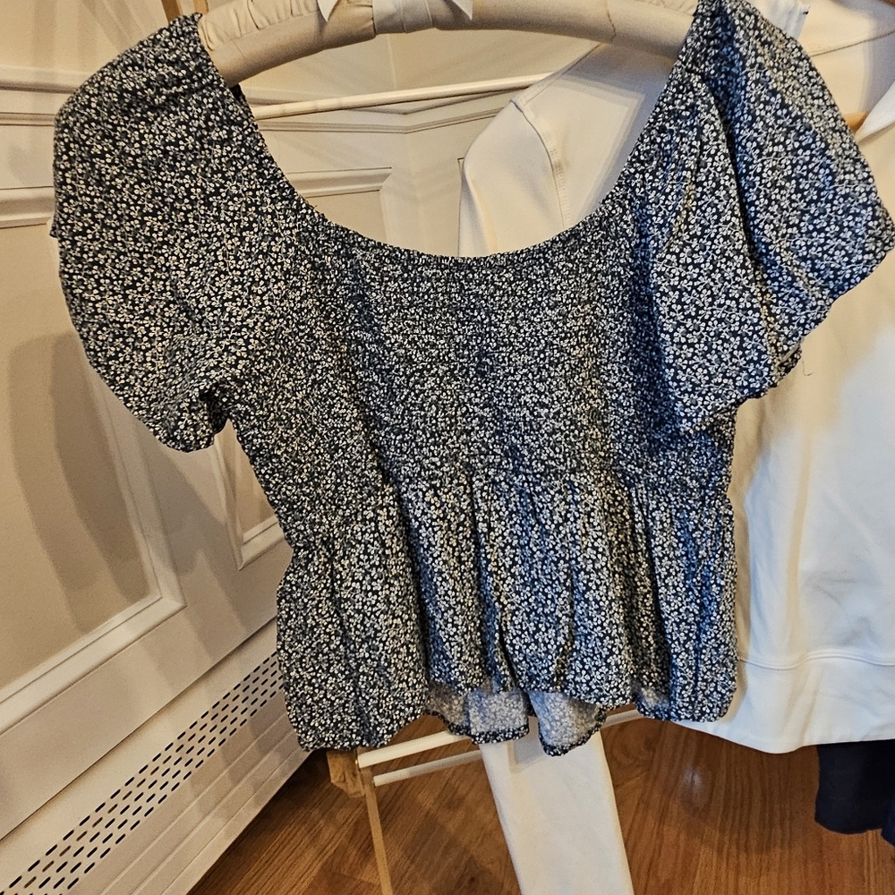 Hollister Size Large Shortsleeve Floral top